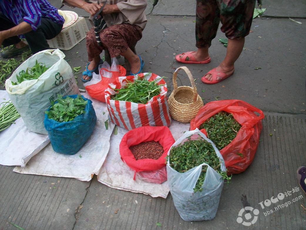 正好是集市,就是赶集的意思,很多卖野菜的