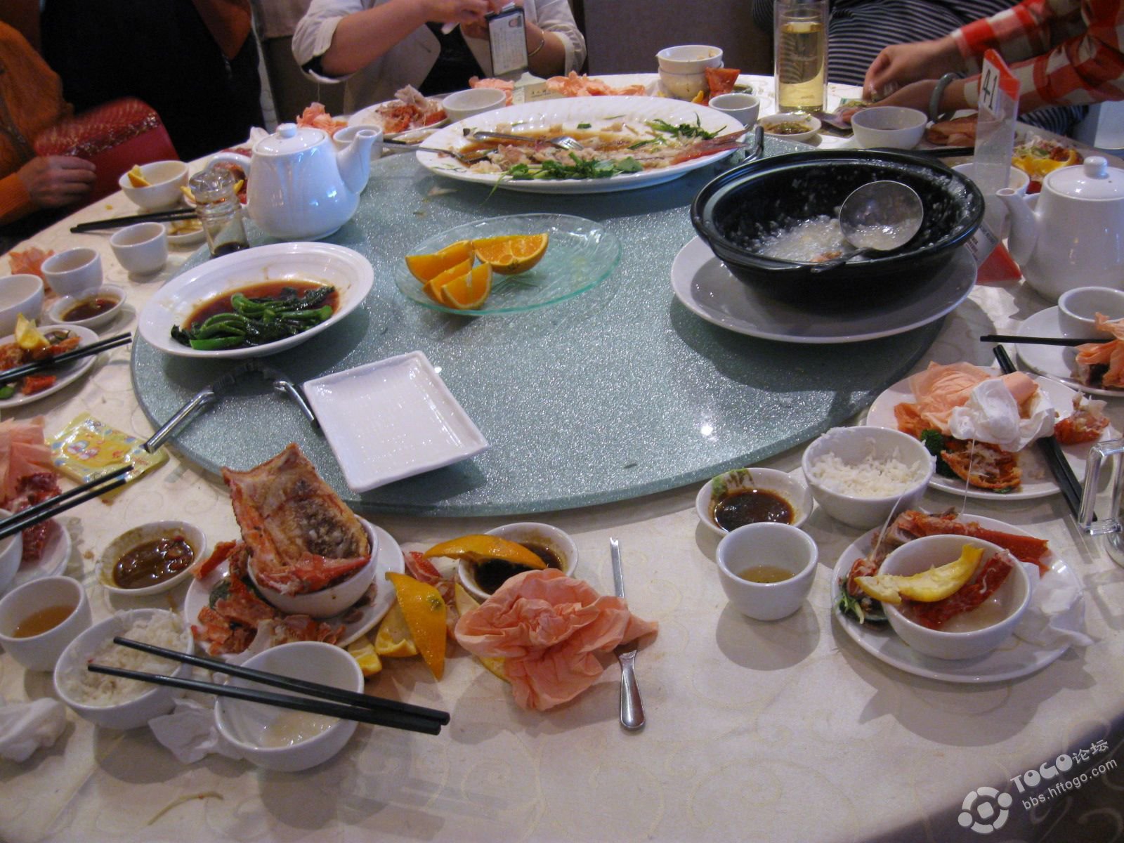 一桌残羹剩饭