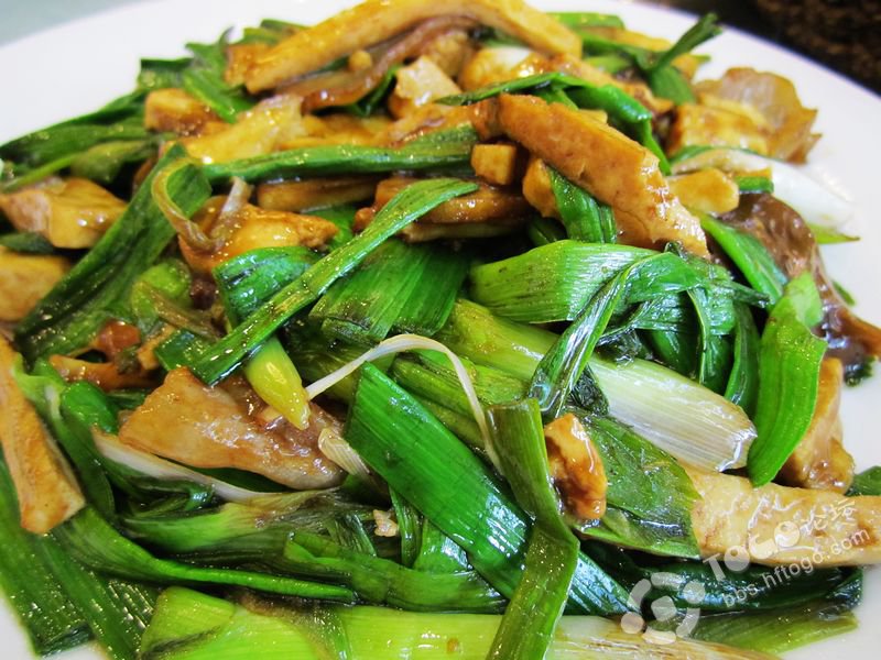咸肉白干炒大蒜 14 元,合肥土菜,都适合我们的口味.