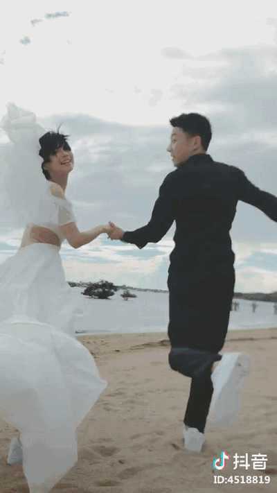 不到一年时间,他在抖音拥有了800多万粉丝,被少女们称为